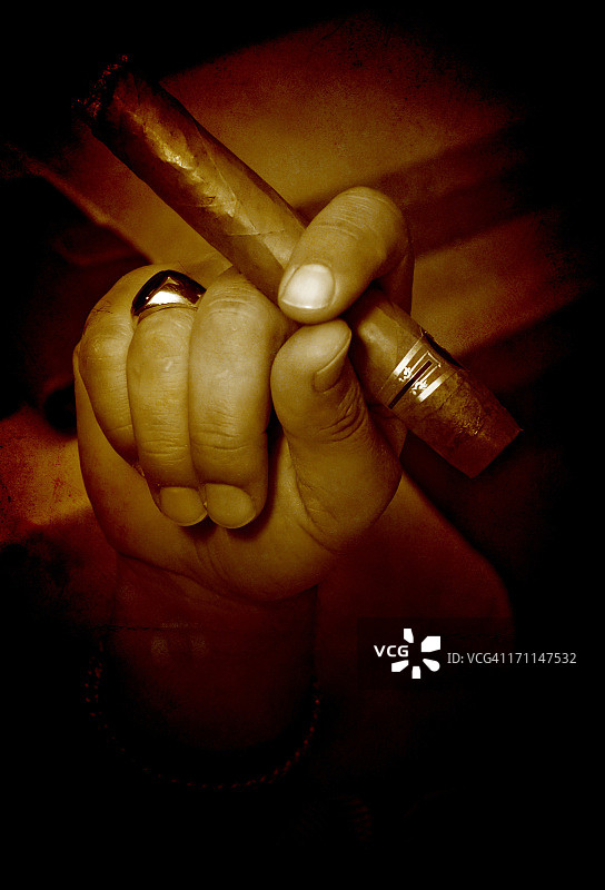 男人拿着雪茄图片素材