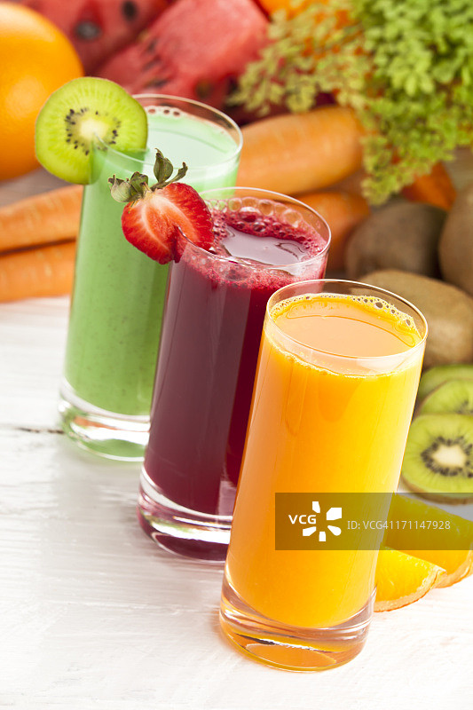 白色桌子上放着三杯果汁和装饰品图片素材