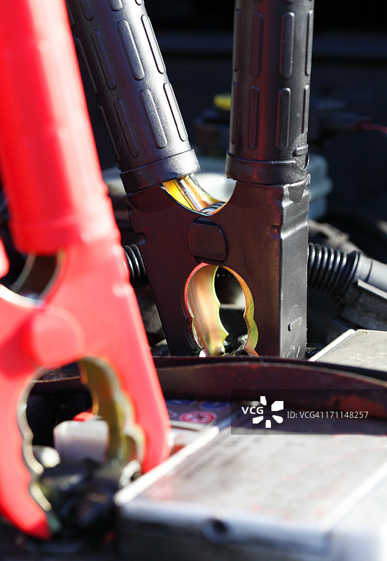 汽车电池上的跨接电缆图片素材