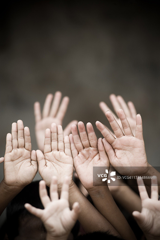 举手的孩子们图片素材