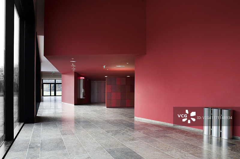 大学入口大厅，配有储物柜和公用电话图片素材