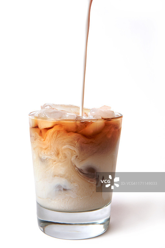 倒入奶油的冰咖啡图片素材
