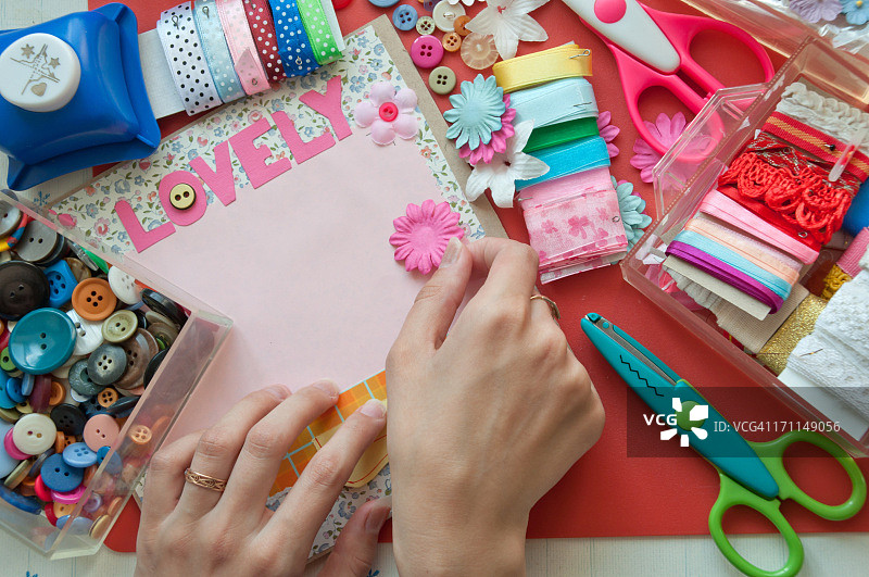 用剪贴簿工具制作“可爱”字样的手图片素材