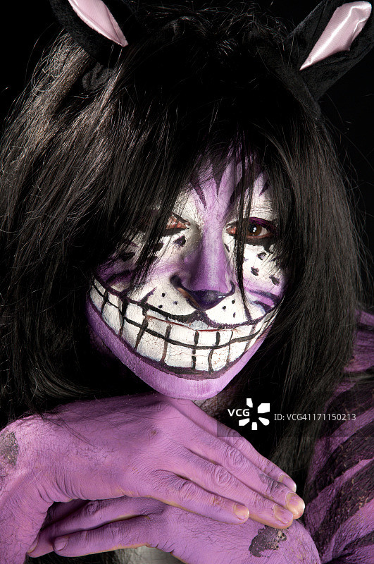 咧嘴猫，下巴托在爪子上图片素材