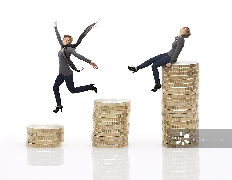 金融财富概念：女孩与硬币图片素材