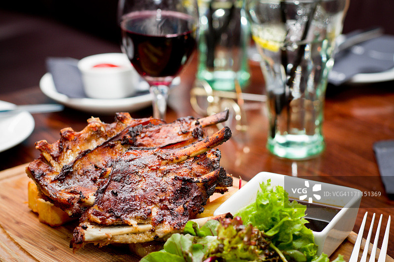 美味烤排骨与红酒图片素材