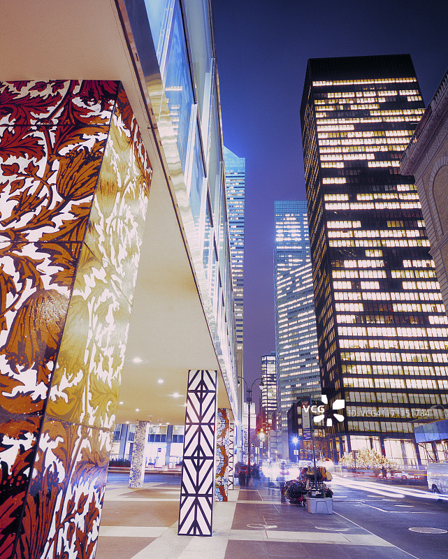 纽约大型照明摩天大楼的夜景图片素材