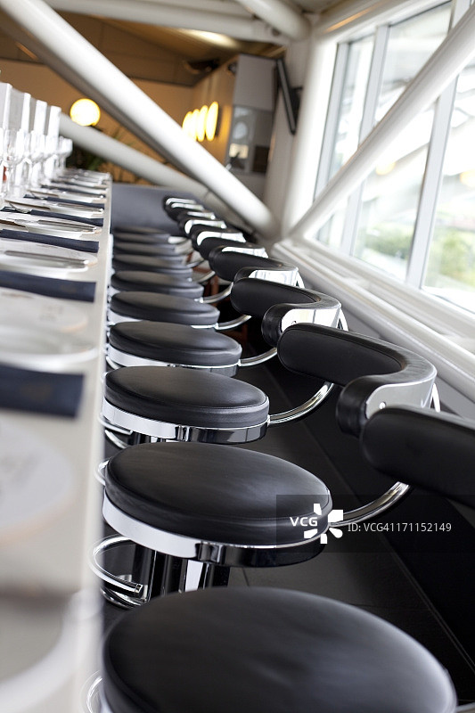 机场酒吧的一排椅子图片素材