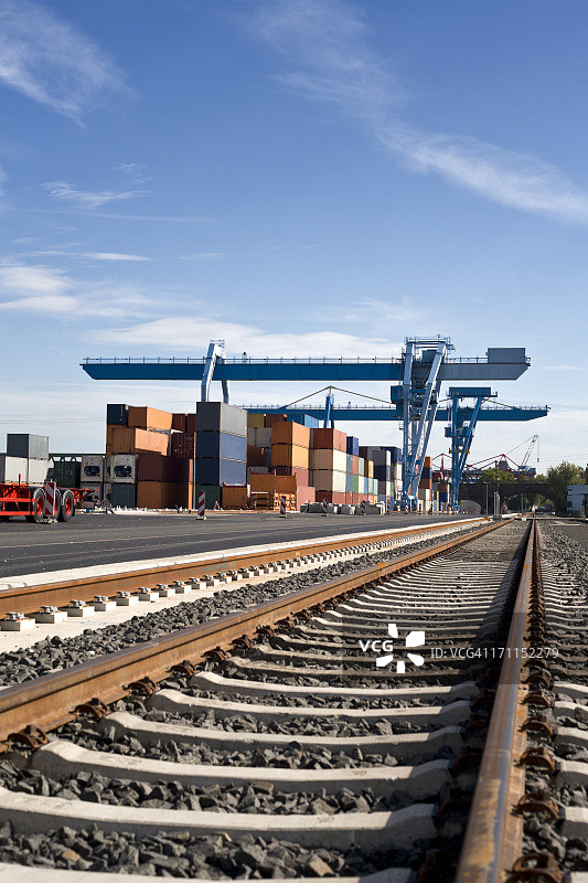 铁路轨道与美因茨集装箱码头图片素材