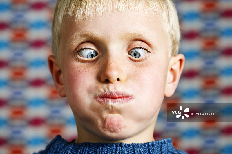七岁斜眼撇嘴滑稽男孩图片素材