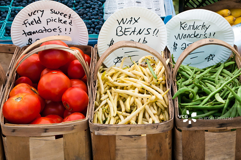 装着豆类和西红柿的篮子图片素材