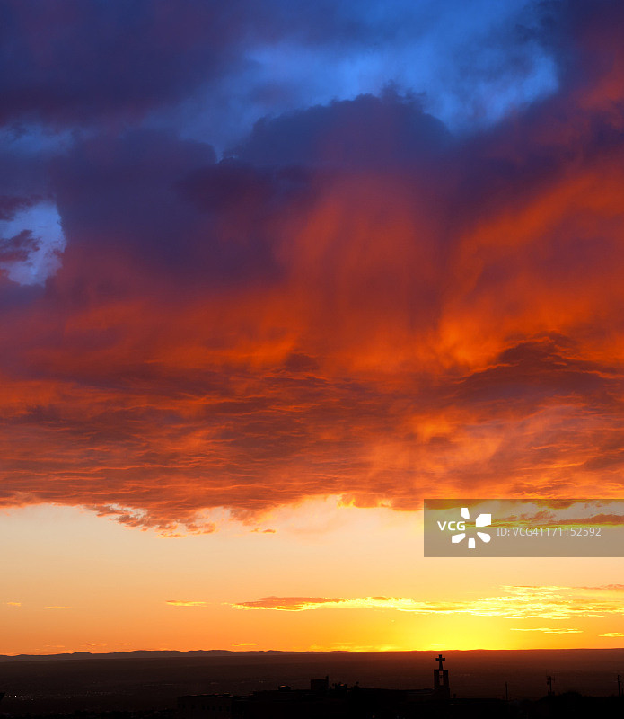 在绚丽日落下的教堂轮廓图片素材