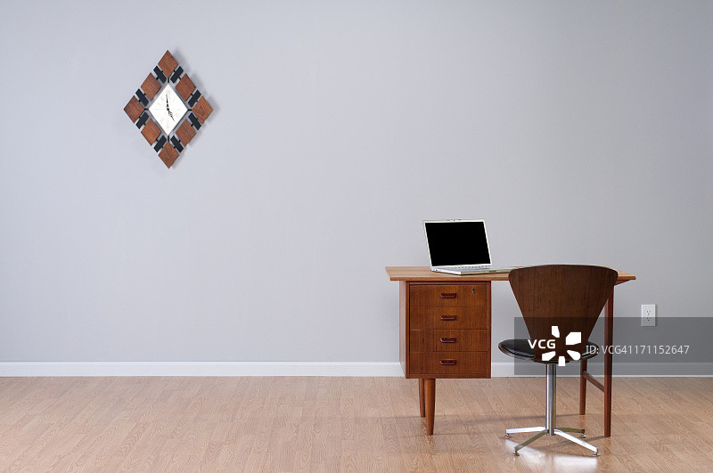 空房间里的丹麦桌子和笔记本电脑图片素材