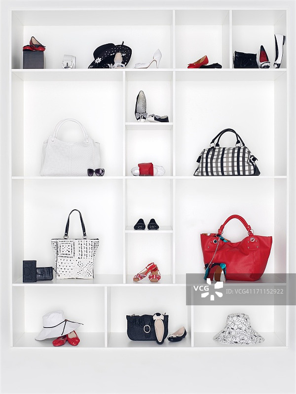 摆满女性配饰的货架图片素材