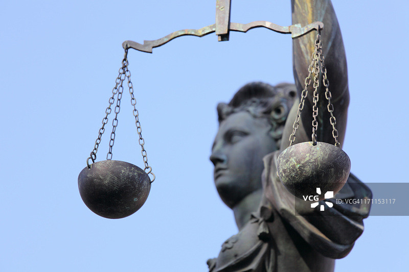透过天平看到的正义女神侧面图片素材