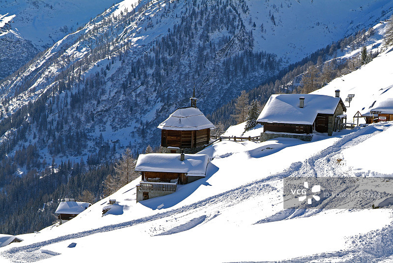 冬季的霍肯阿尔卑，瑞士洛琴山谷图片素材