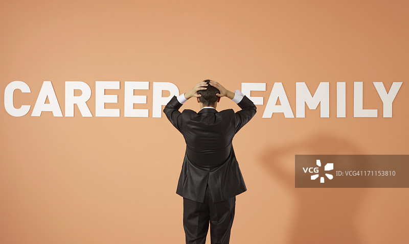 艰难的决定图片素材