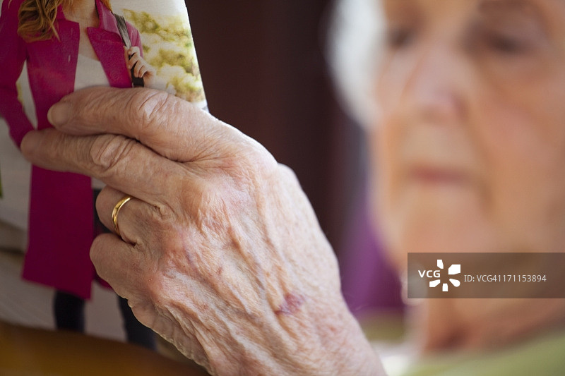 年长妇女浏览时尚杂志图片素材