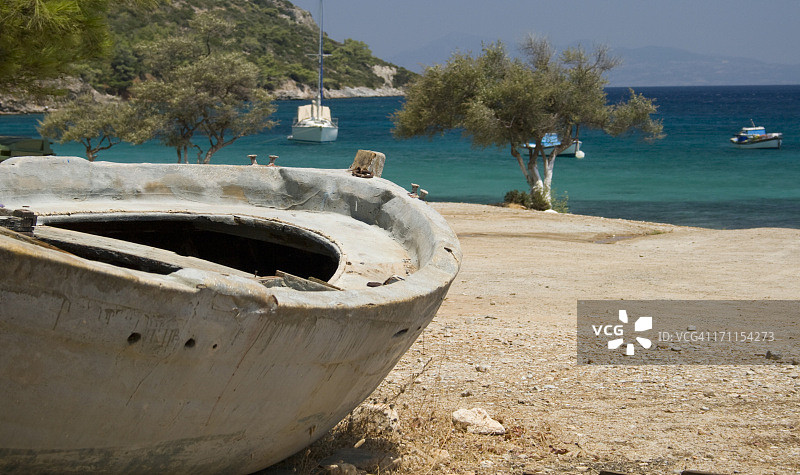 希腊萨摩斯岛上的废弃小船图片素材