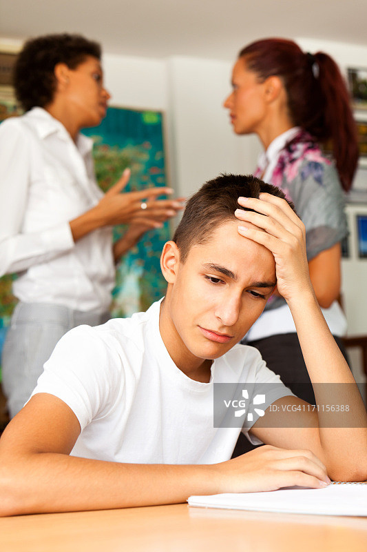 在学校家长会上沮丧的学生图片素材