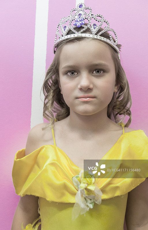 打扮成公主的悲伤年轻女孩图片素材