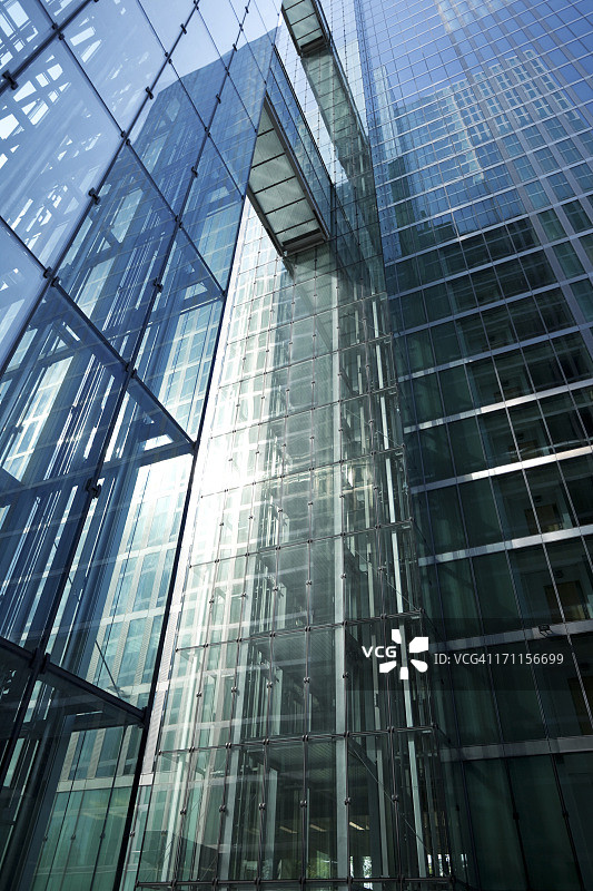 未来主义商业建筑的仰视角度图片素材