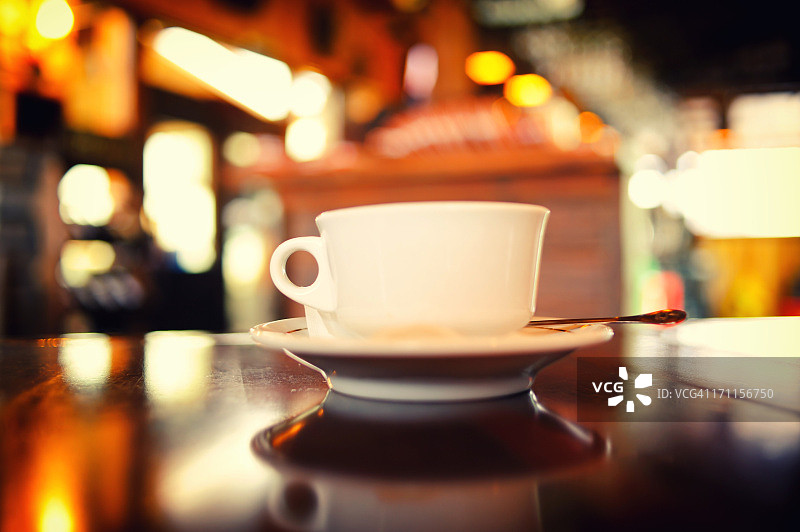 餐厅里的白色咖啡杯图片素材