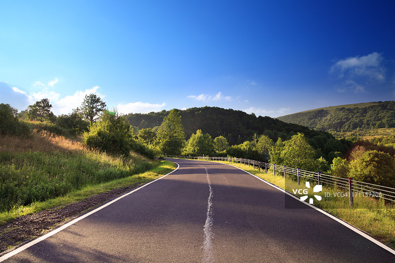 日落时分的山路-夏季景观图片素材