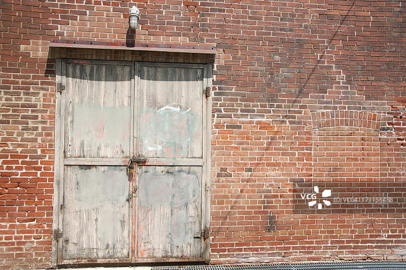 撞击红砖墙图片素材