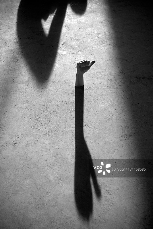 人体模特的手和阴影图片素材