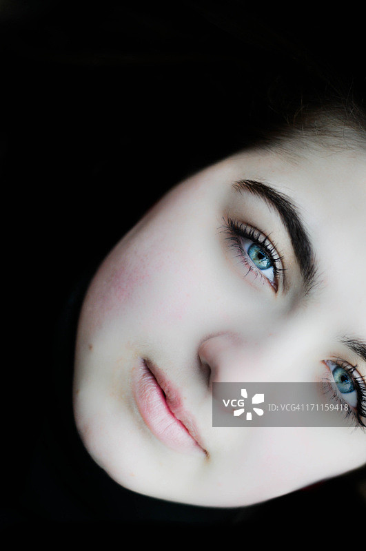 深色背景上的蓝眼女人图片素材