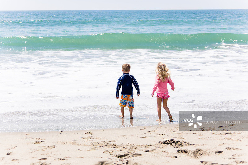 双胞胎在水边看海图片素材