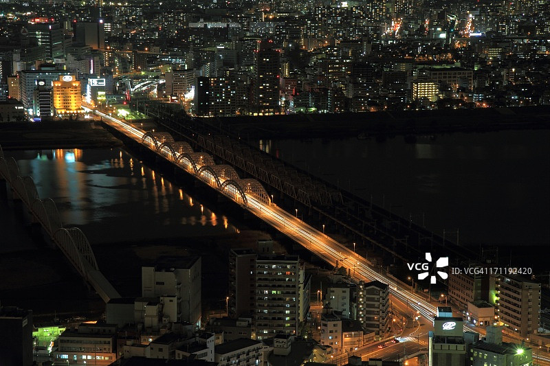 日本大阪桥上的汽车光轨图片素材