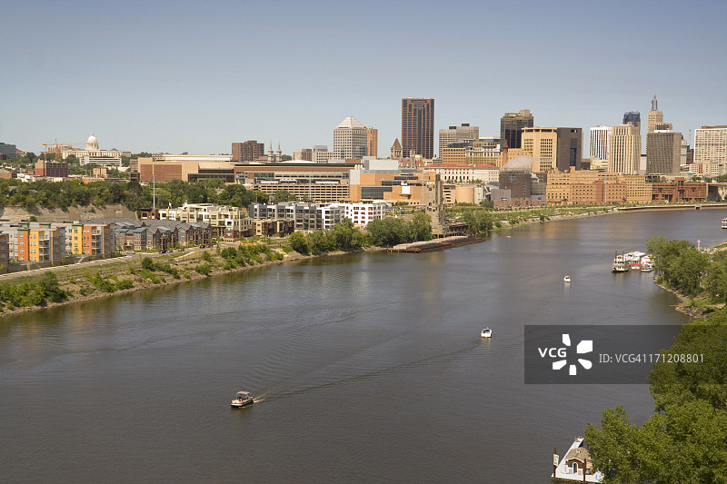 从密西西比河看到的明尼苏达州圣保罗城市天际线市中心景观图片素材