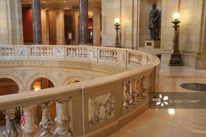 明尼苏达州议会大厦，立法和政治场所的政府大楼内部阳台图片素材