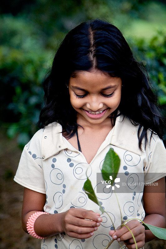 害羞的女孩图片素材