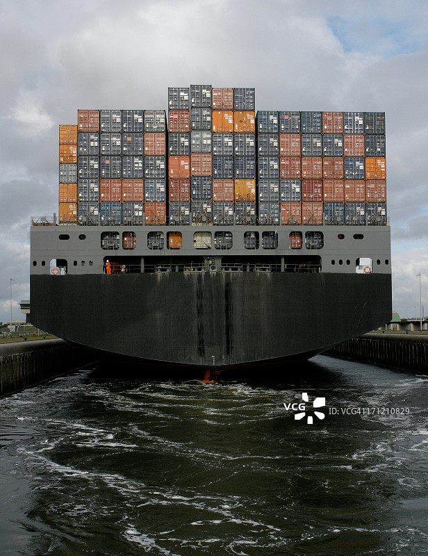 集装箱船离港图片素材