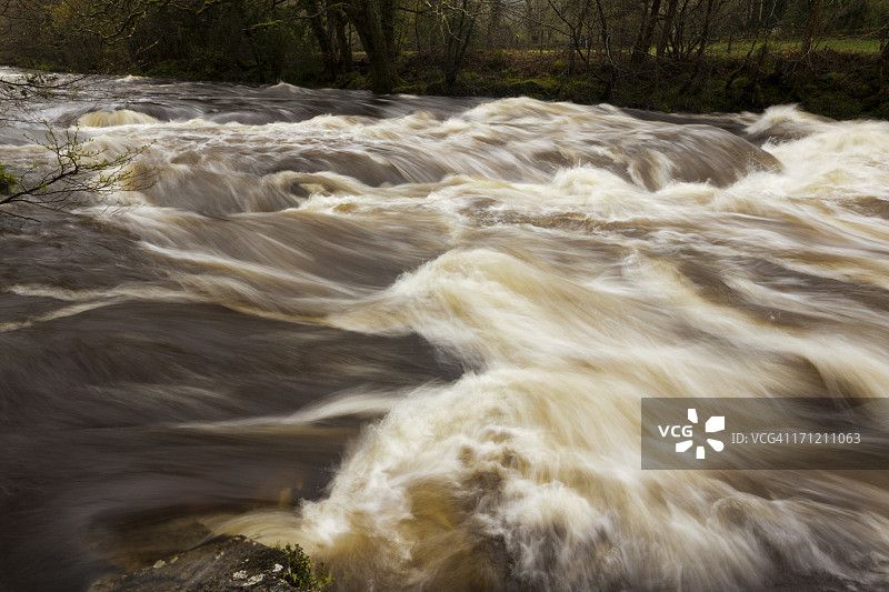 暴雨过后德文郡洪水泛滥的达特河图片素材