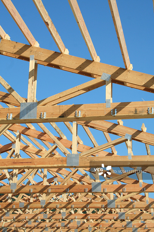 新家桁架与湛蓝天空图片素材