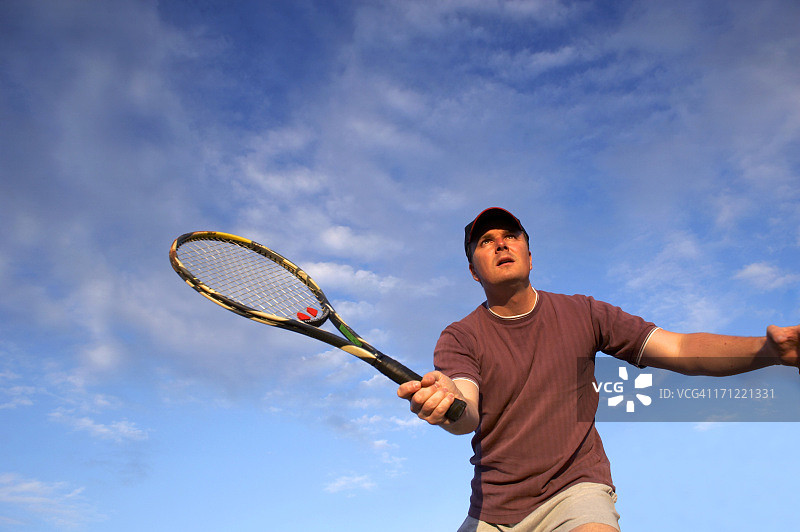 在网前等待的年轻网球运动员图片素材