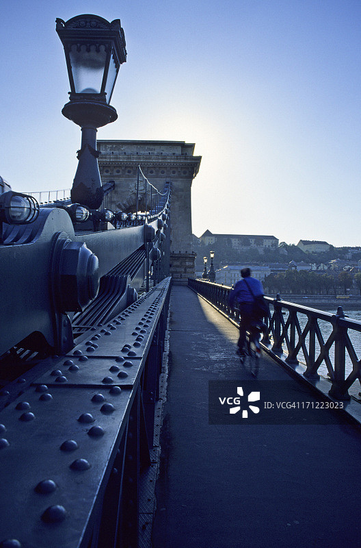 桥上的骑行者图片素材