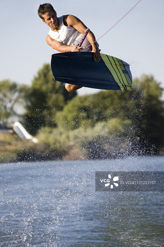 滑水运动员的空中脚跟侧抓图片素材