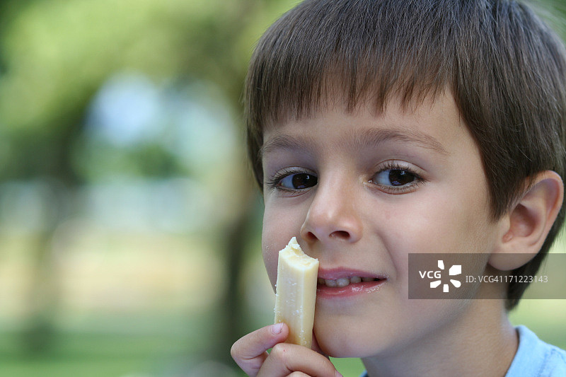 儿童闻格鲁耶尔瑞士奶酪图片素材