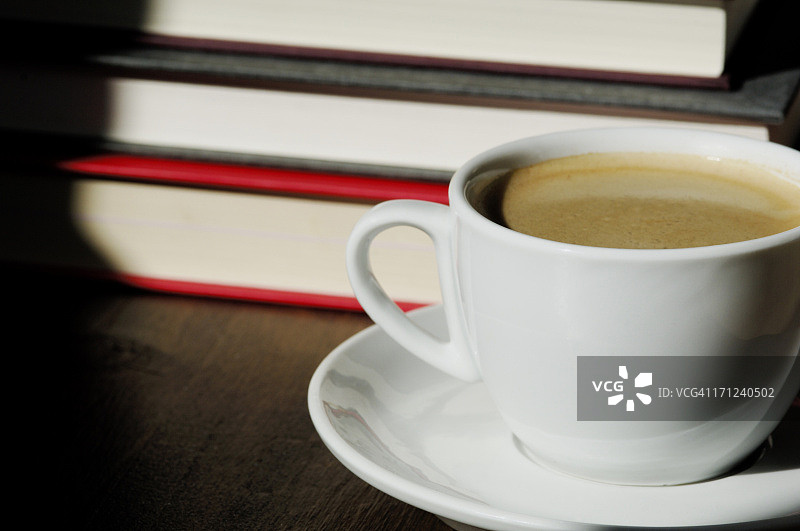 学习场景，自然光照亮的咖啡和书籍图片素材