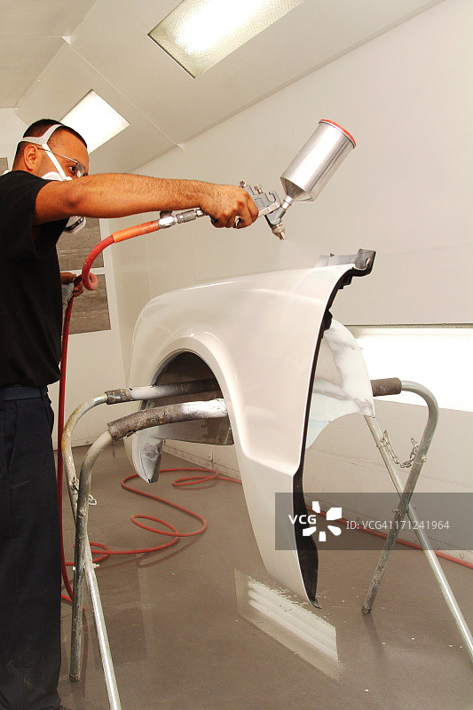 在挡泥板上喷涂底漆图片素材