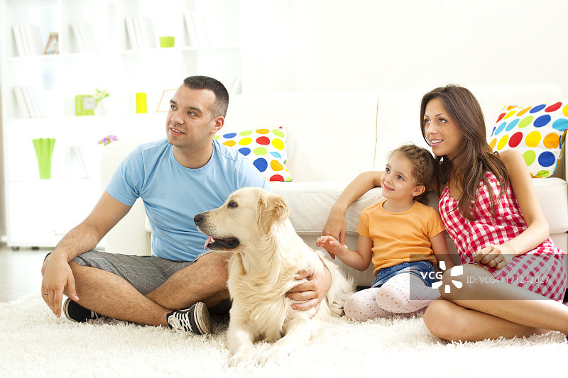 全家看电视图片素材