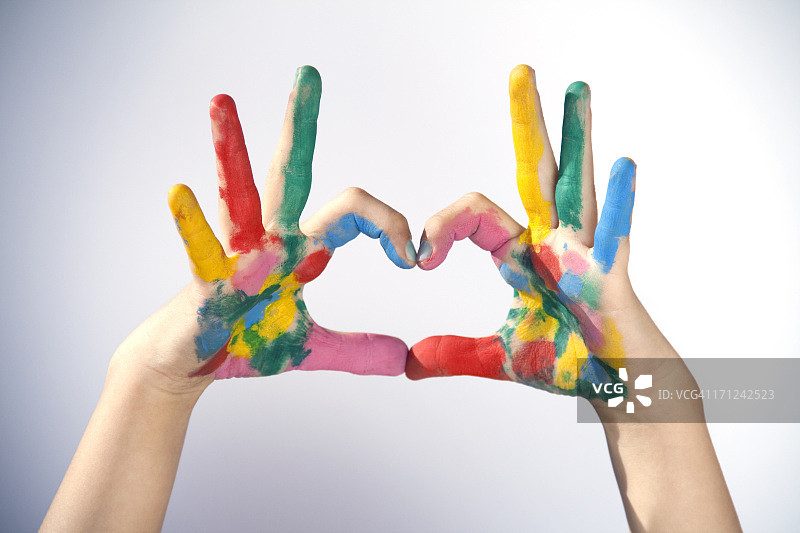 涂满油漆的手比心图片素材