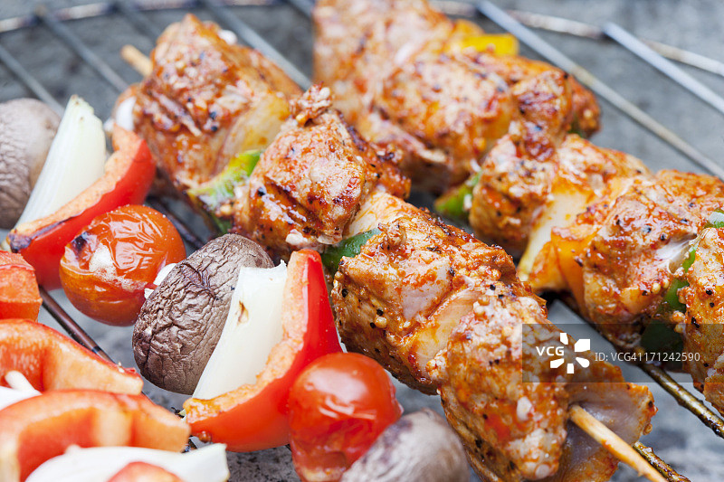 烧烤架上的烤肉串图片素材