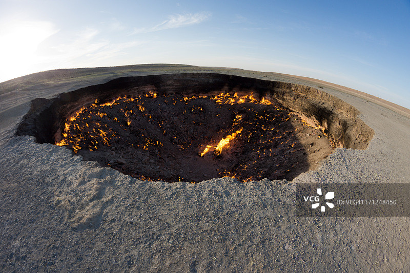 土库曼斯坦达瓦扎天然气坑燃烧的黑色表面图片素材