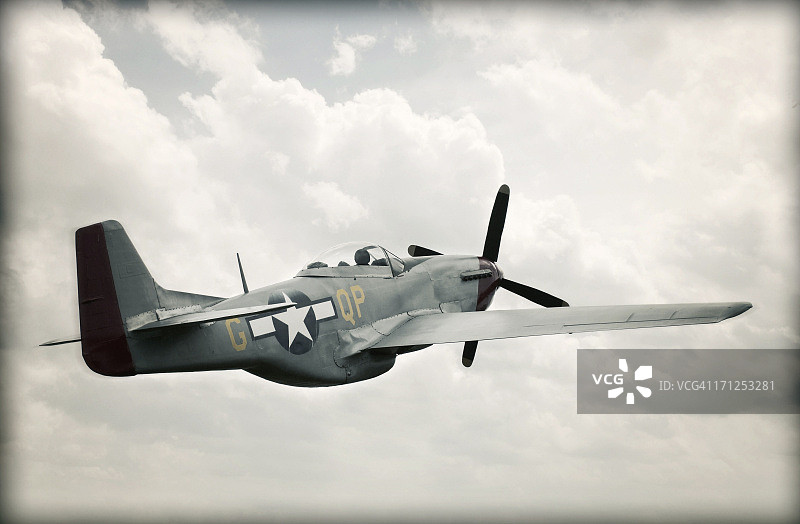 天空中的二战TF-51野马战斗机 – 复古图片素材